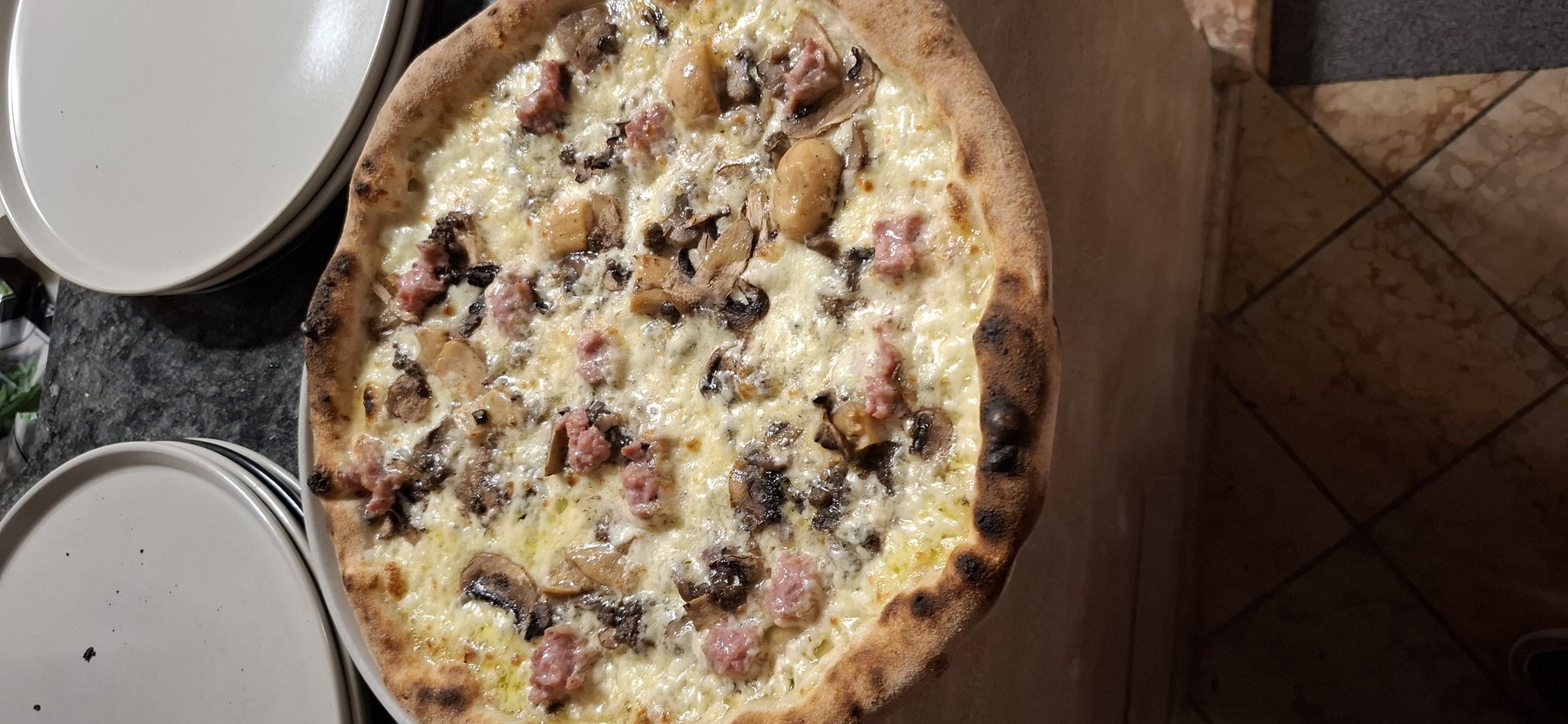 Pizza bianca Angelo d'Oro — Sottobosco, salsiccia e porcini