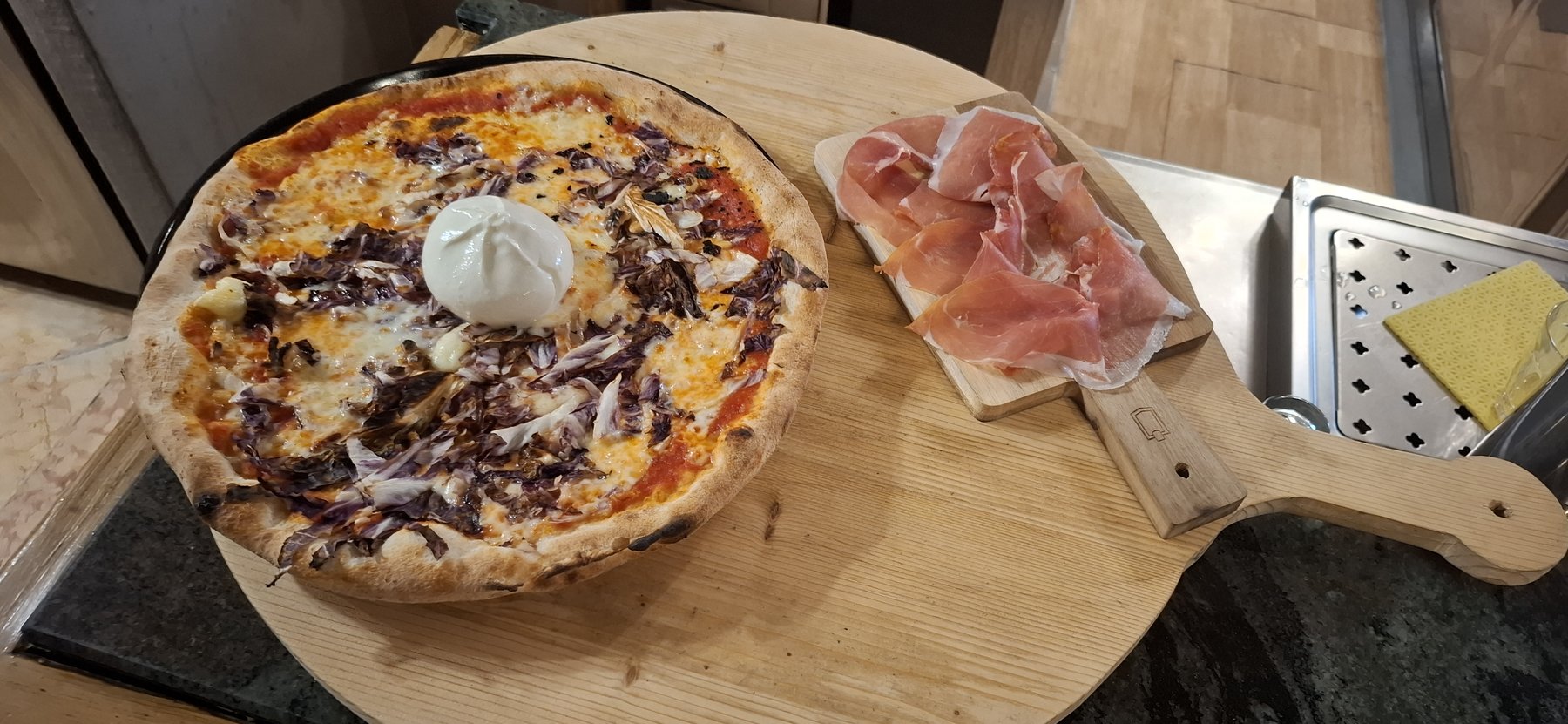 Pizza rossa Angelo d'Oro — burrata e crudo