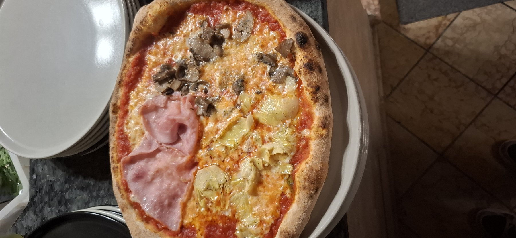 Pizza rossa Angelo d'Oro — capricciosa