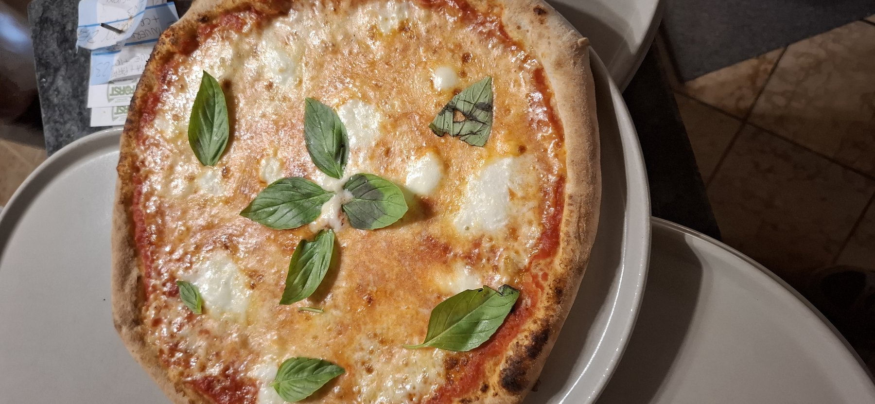 Pizza rossa Angelo d'Oro — margherita e basilico