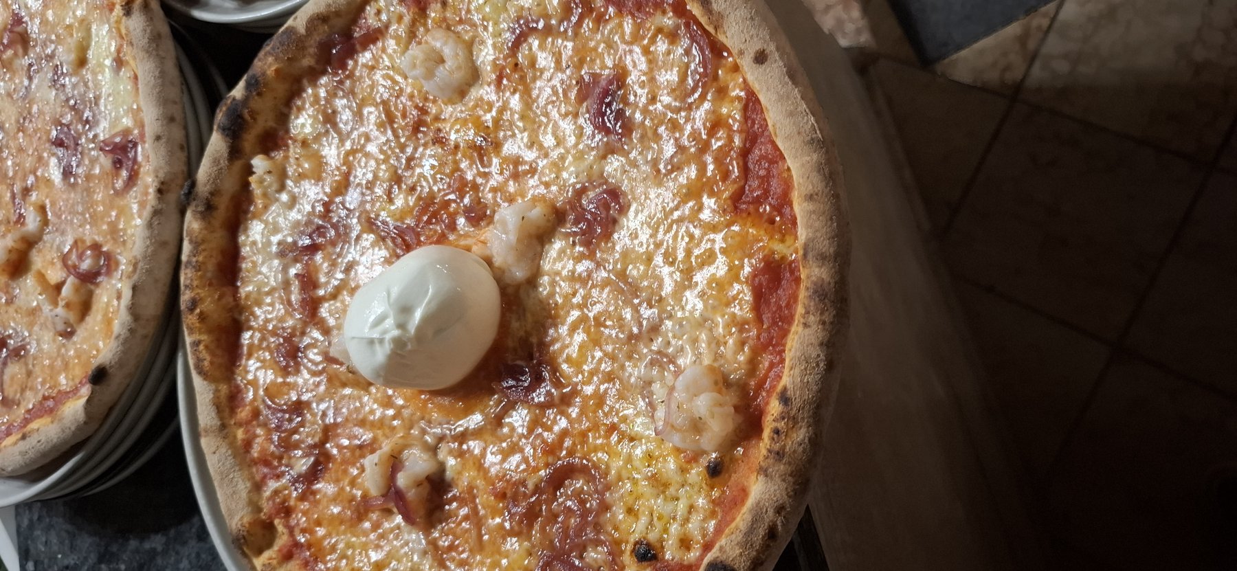 Pizza rossa Angelo d'Oro — burrata e gamberi