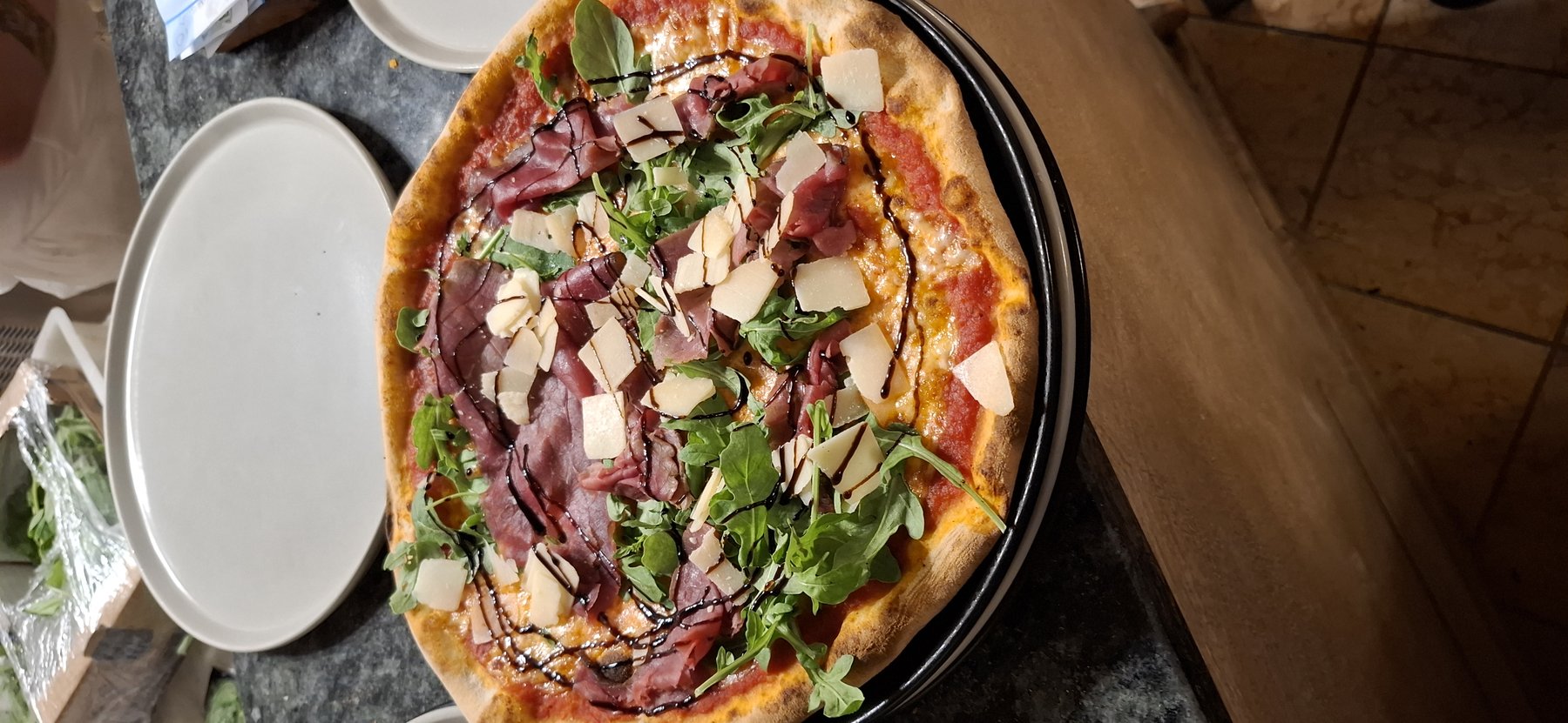 Pizza rossa Angelo d'Oro — Trentina, carne salada e rucola