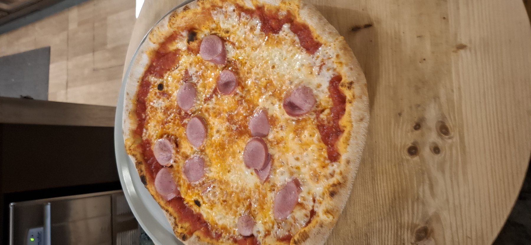 Pizza rossa Angelo d'Oro — würstel
